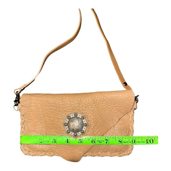 DELILA TAN LEATHER CLUTCH PURSE. 8 1/2” x 5”. - Picture 4 of 4